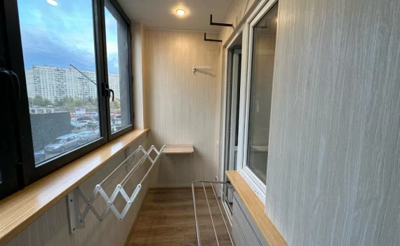 Отделка лоджии ламинированными панелями Лиственница Кремовая