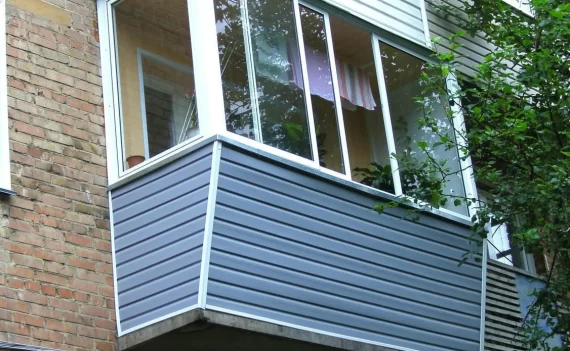 Отделка балкона с выносом сайдингом