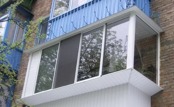 Холодное остекление балкона с выносом