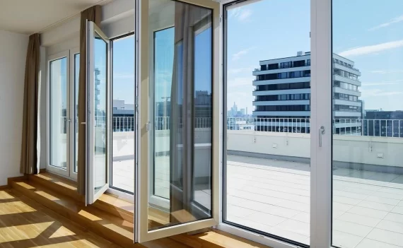 Панорамное остекление балкона окнами REHAU