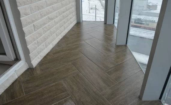 Панорамное остекление балкона и отделка ПВХ панелями