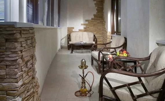 Отделка балкона декоративным камнем